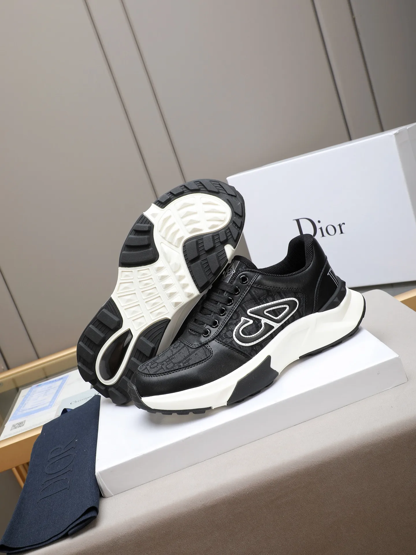 🆕🆕🆕Men's Shoes💰P440 Dior's avant-garde and versatile fashionable men's shoes are privately modeled, calfskin stitched with Dior's special waterproof fabric, fashionable, simple, stylish, eye-catching and classy. It will subvert old ideas and be a must-have for fashionistas who want to spend time with you! Must keep it for yourself! High and comfortable but low, high-end quality workmanship. Code number: 38-44 (45 customized) 4 colors for your choice [kiss][kiss][kiss]